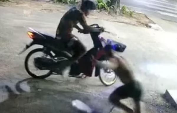 В Таиланде турист-регбист завалил вора на мотоцикле, который оказался боксером